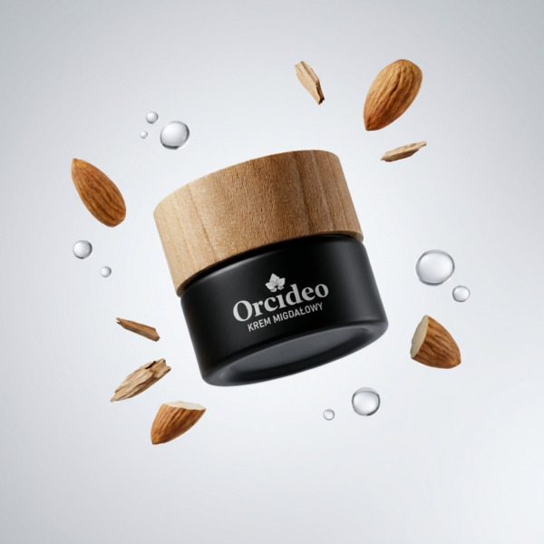 krem-migdalowy-orcideo-skladniki-50ml Słoiczek kremu migdałowego Orcideo w otoczeniu naturalnych migdałów