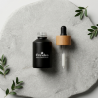 Pompka butelki serum porzeczkowego Orcideo z wydozowaną porcją lekkiej emulsji pokazującej jej konsystencję