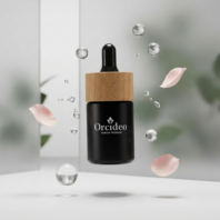 Buteleczka serum różanego Orcideo w otoczeniu świeżych płatków róż i akcentów witaminy C